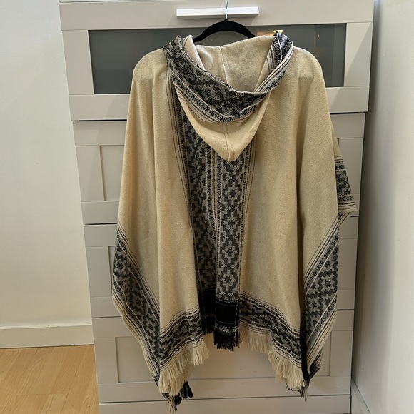 Fall poncho. Cream with black and white - Picture 3 of 6